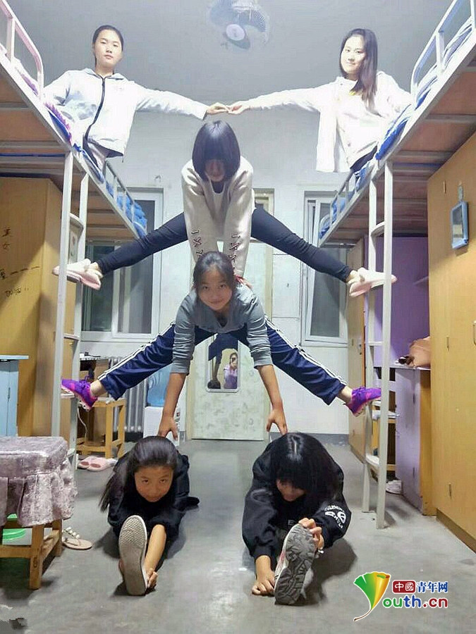 大學生宿舍里比拼“一字馬” 玩出新花樣